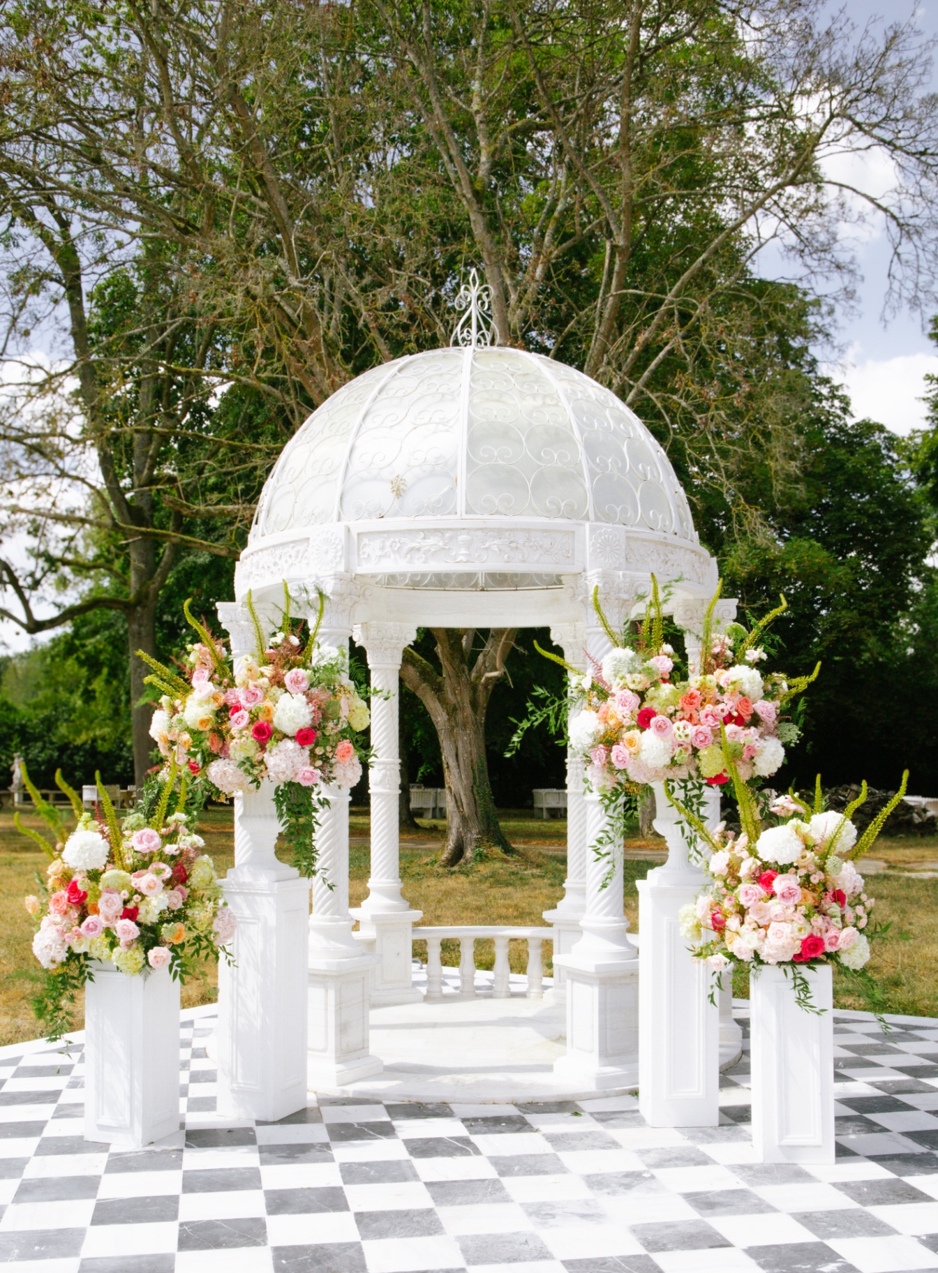 Kiosque fleuri pour une cérémonie en extérieur
