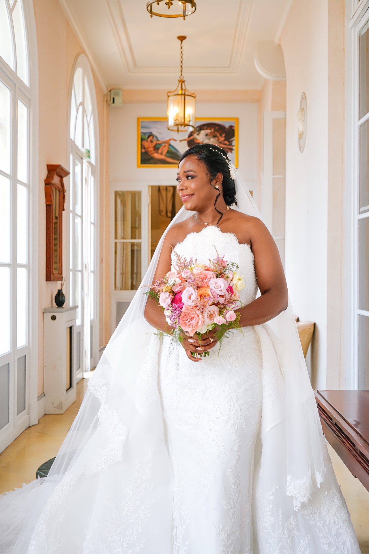 Mariée souriante avec son bouquet dans une galerie lumineuse