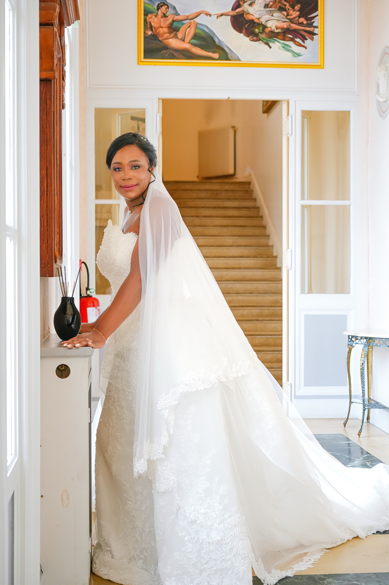 Mariée en robe à traîne dans un intérieur lumineux