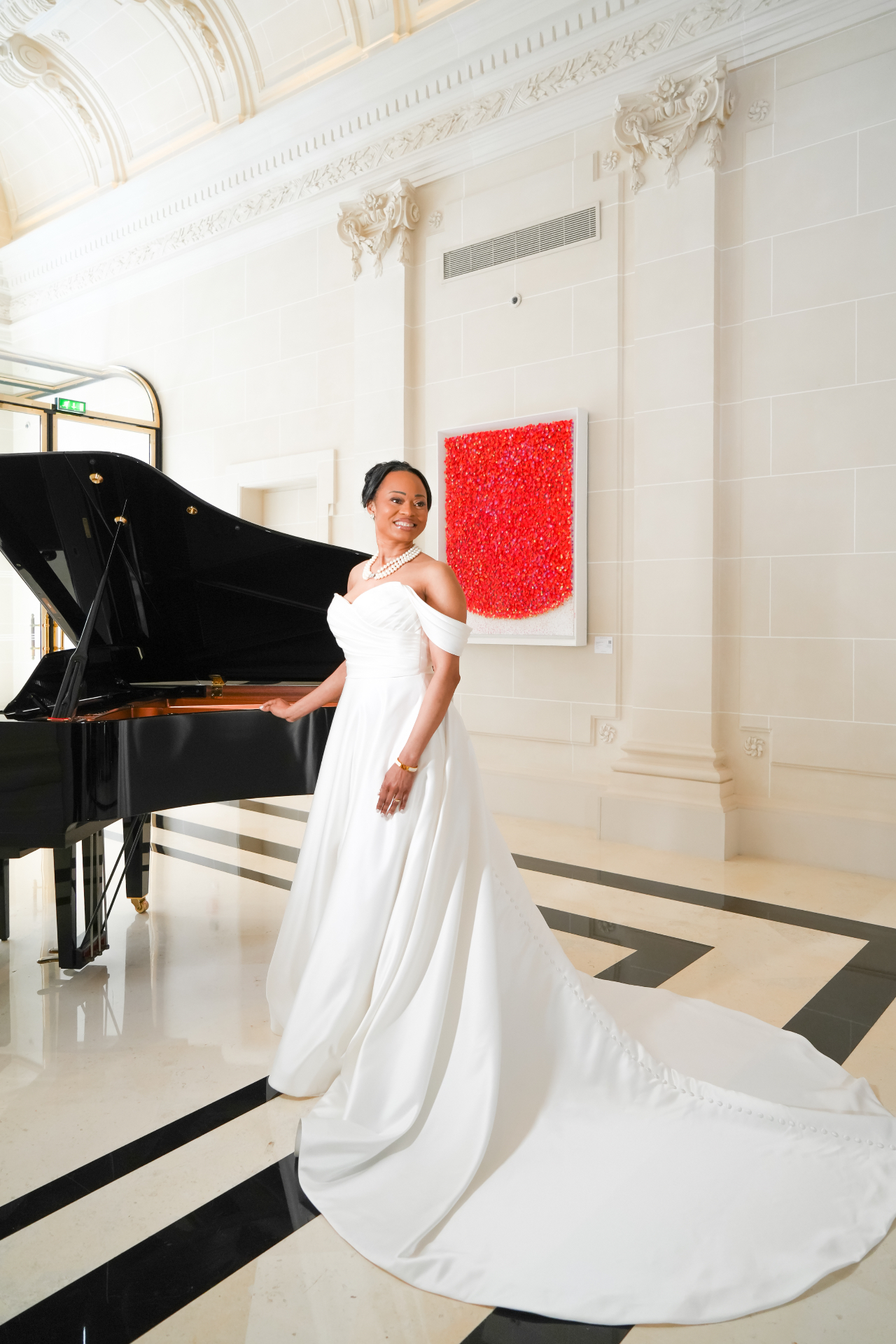 Mariée en robe blanche près d'un piano à queue, hall élégant